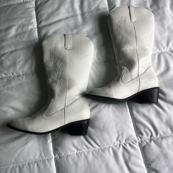 white boots - Picture 2 of 3